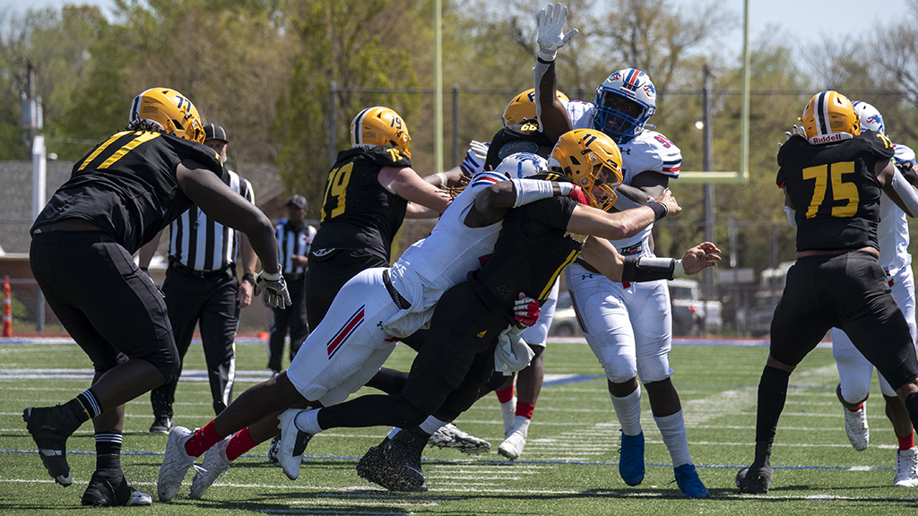 The Blue Dragon defense gets five quarterback sacks, nine QB hurries and holds Garden City to 0 of 5 on fourth down as No. 1 Hutchinson defeats No. 3 Garden City 23-7 on Sunday at Gowans Stadium. (Andrew Carpenter/Blue Dragon Sports Information)