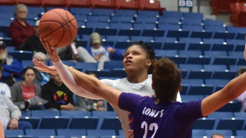 Mya Williams scores 17 of her game-high 29 points in the fourth quarter as No. 25 Hutchinson defeats Dodge City 76-73 on Wednesday in Dodge City. (Sammi Carpenter/Blue Dragon Sports Information)