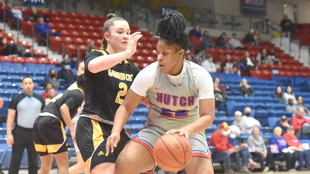 Mya Williams became Blue Dragon women's basketball's all-time freshman leading scorer and the 2022 Blue Dragons earned a share of the KJCCC championship after a 55-51 win over Garden City on Wednesday in Garden City. (Sammi Carpenter/Blue Dragon Sports Information)