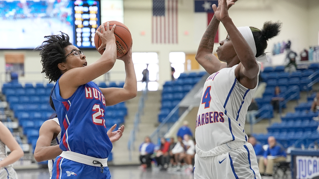 Tor'e Alford scores 22 points in Hutchinson's 79-69 NJCAA Tournament second-round loss to Georgia Highlands on Friday in Lubbock, Texas. (Photo by Joe Morales)