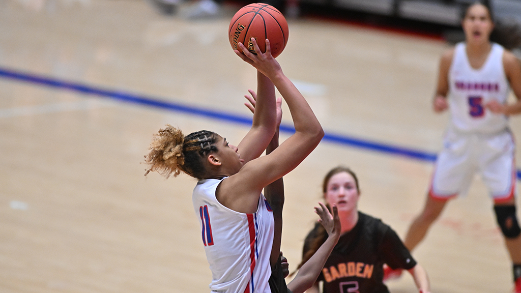 Monae Duffy had a game-high 17 points to lead the No. 5 Blue Dragon women to a strong second half and a 73-56 victory over Garden City on Saturday at the Sports Arena. (Andrew Carpenter/Blue Dragon Sports Information)