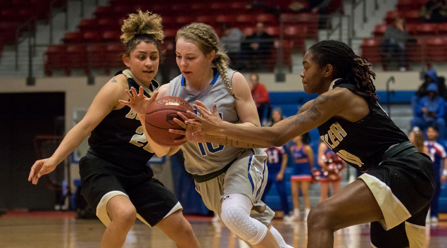 Sara Cramer drive past two Butler defenders in Hutchinson's 57-54 loss on Saturday at the Arena. (Allie Schweizer/Blue Dragon Sports Information)