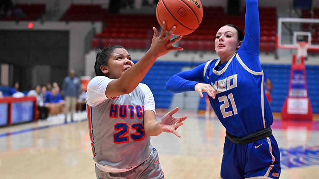 Kiki Smith scores a career-high 28 points to power the Blue Dragon women's basketball team to am 83-65 Barton Classic victory over Redlands on Saturday in Great Bend. (Andrew Carpenter/Blue Dragon Sports Information)
