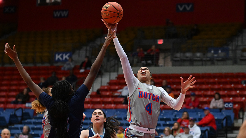 Hailey Jackson drives to the hoop during a dominant second quarter as the No. 15-ranked Blue Dragons roll to a 86-46 victory over Colby on Sunday at the Sports Arena. (Andrew Carpenter/Blue Dragon Sports Information)